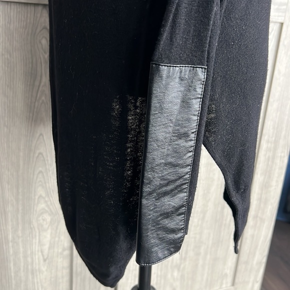 3 for $20 💜 REITMANS Sweater - Picture 4 of 6